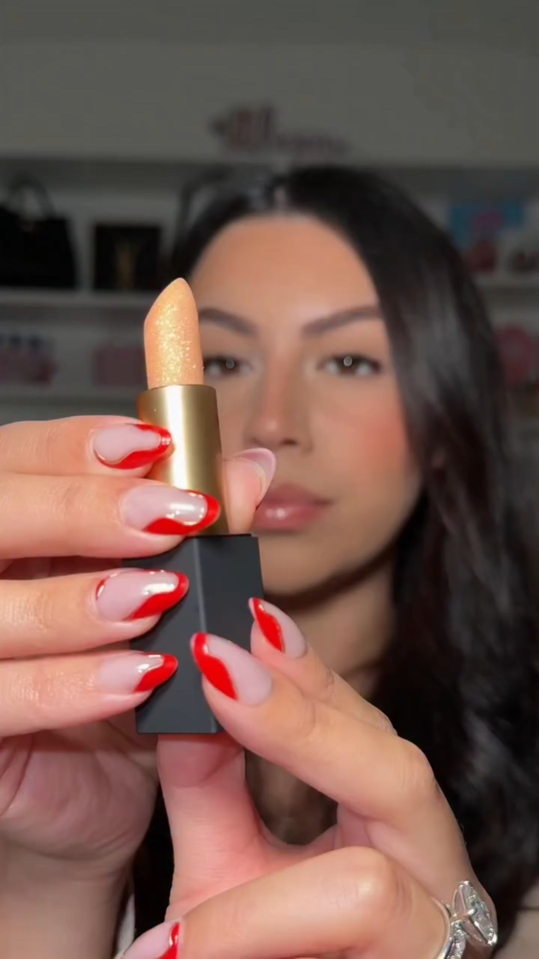 A festive sparkle on the lips using @elfcosmetics shimmer balm in the shade “pearlfection” 💫✨

Comment “shop” for link 🔗