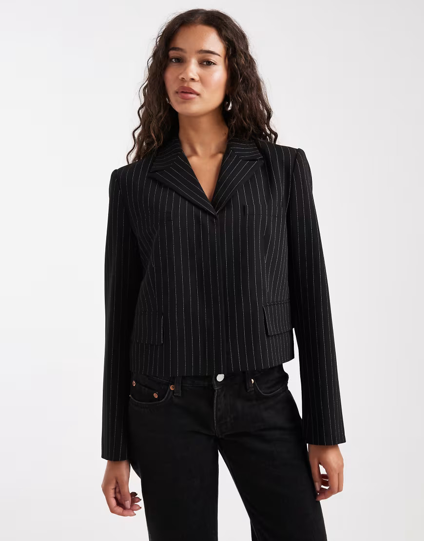 French Connection - Blazer court à fines rayures - Noir | ASOS (Global)