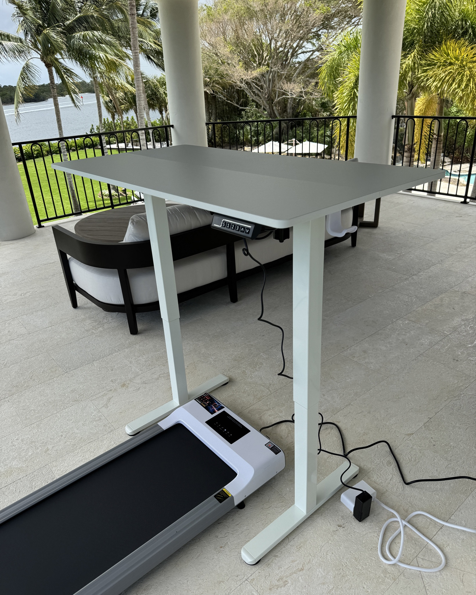 Hello cute, affordable standing desk ✨