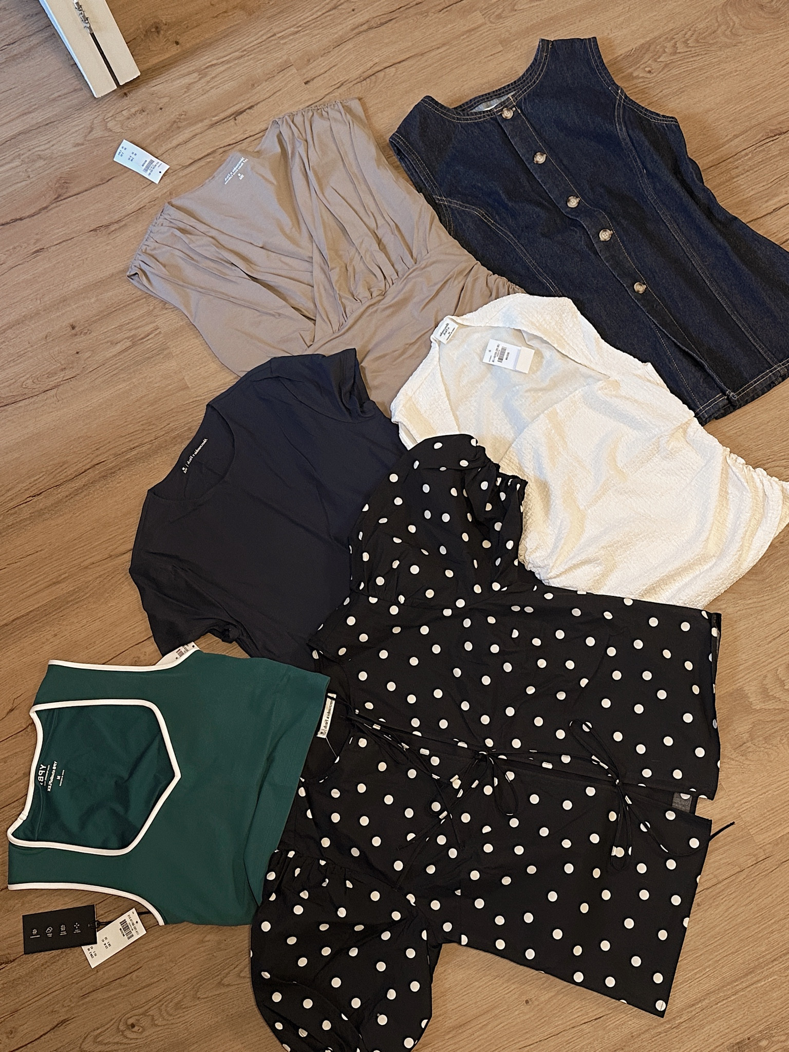 New tops from Abercrombie! All currently on sale! 

Took a medium in all of them, which is my usual size. I also have the leopard version of the polka dot top — loved it so much had to pick it up in this print too.


#LTKSaleAlert #LTKStyleTip #LTKFindsUnder50