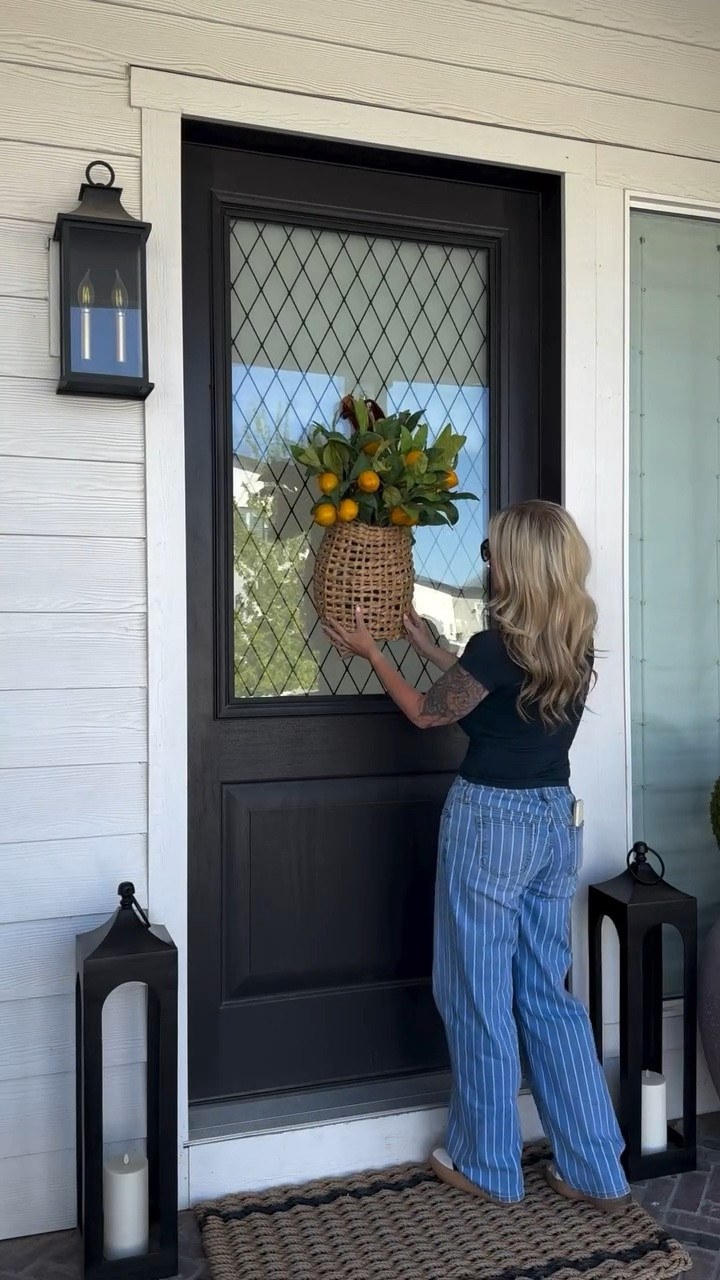 Easy front door update! I love the way this turned out so much!

#diy #diyprojects #easydiy #curbappeal