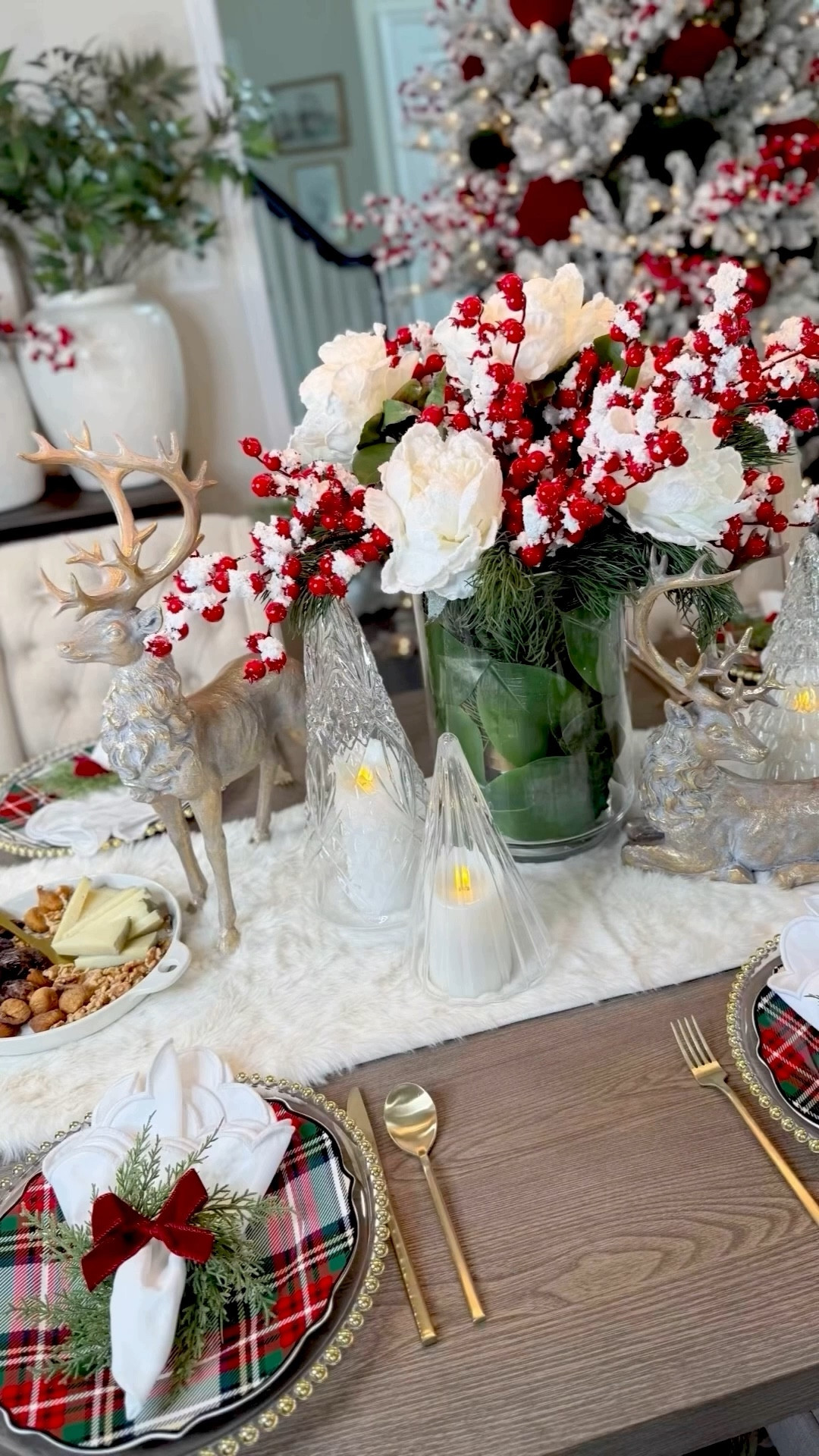 Holiday Tablescape 🤍🎄

#LTKSeasonal #LTKStyleTip #LTKHome