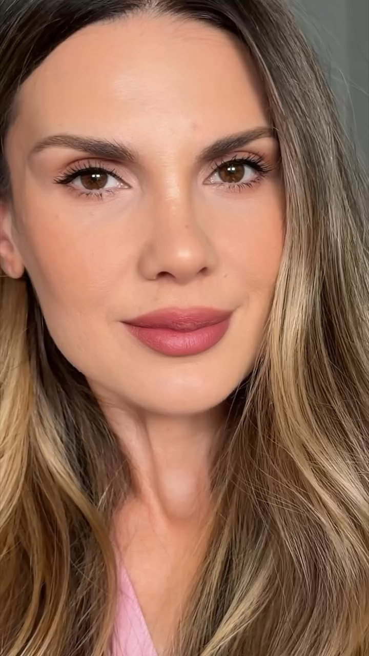 A clean makeup look that suits most of us, needs a bit of a skill for the eyeliner but otherwise pretty simple.

I’ve used:

@narsissist Light Reflecting Foundation in Vienna

@kosas Revealer Corrector in Illusion 

@narsissist Radiant Creamy Concealer in Custard 

@narsissist Insatiable Blush in Double Dare

@rhode Pocket Bronze in Sunbed 

@makeupbymario Ethereal Eyeshadow Palette

@hauslabs Clear Cut Liquid Eyeliner

@chanel.beauty Le Volume Mascara 

@anastasiabeverlyhills Brow Powder Duo in Taupe

@kjh.brand Brow Gel

@westmanatelier Lip Liner in Sable

@hourglass Phantom Blur Balm in Enigma

@westmanatelier Super Loaded Tinted Highlighter in Peau de Peche
