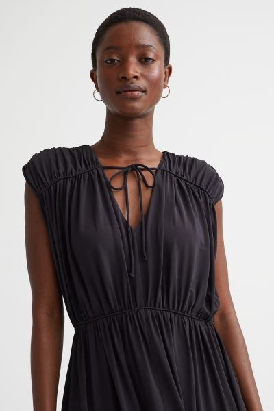 Conscious choiceLong, sleeveless dress in soft jersey. V-neck with narrow ties, and trimmed, gath... | H&M (DE, AT, CH, NL, FI)