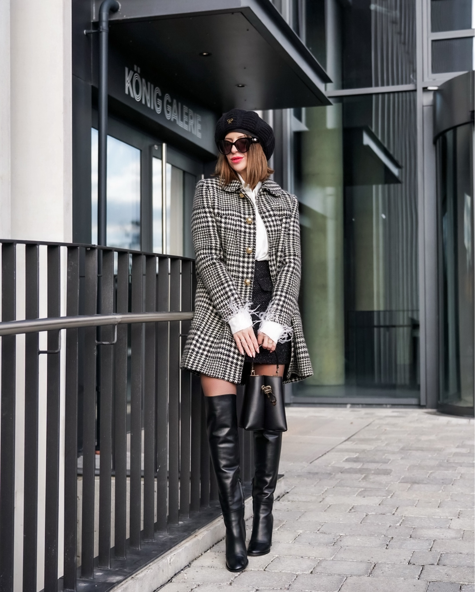 Coat Classics 🖤🤍


*Werbung*
Natürlich ist noch nicht daran zu denken, das Haus ohne Jacke oder Mantel zu verlassen. Mein Lieblings-Mantel ist von @celine 🖤🤍 und bei klassischen Pieces lohnt sich eine Investment immer 🖤🤍 Happy Thursday! 



#chicwish #blackandwhite #classy #feathers #miniskirt #bandw #chiclook #winterstyle #winteroutfit #celine #louisvuitton 

#LTKeurope #LTKdeutschland #LTKwinter