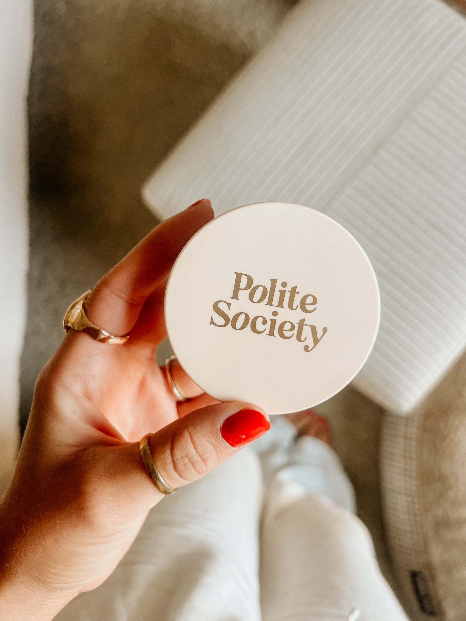 The BEST setting powder I’ve ever used! Sooo good for textured & uneven skin. Has been such a great addition to my simple makeup routine & is great for greasy skin as well. 