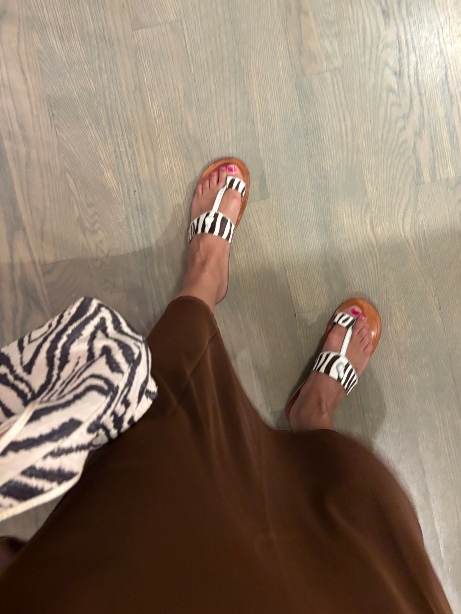 Zebra print bag and sandals to jump on the animal print trend