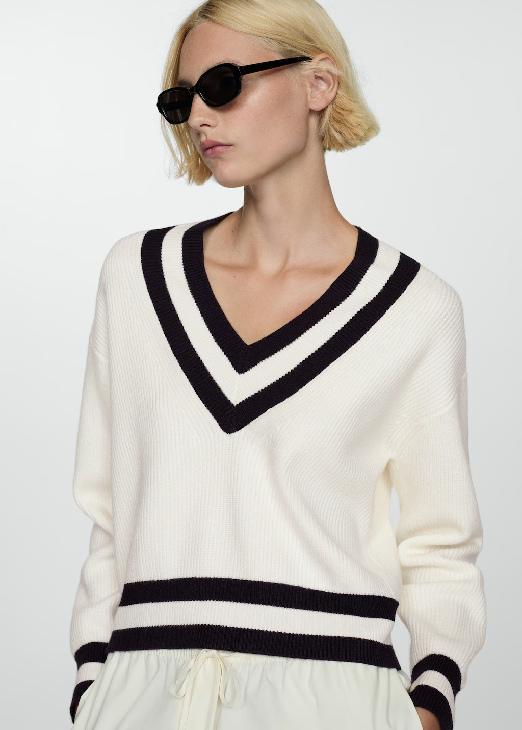 Contrasting V-neck sweater | MANGO (US)