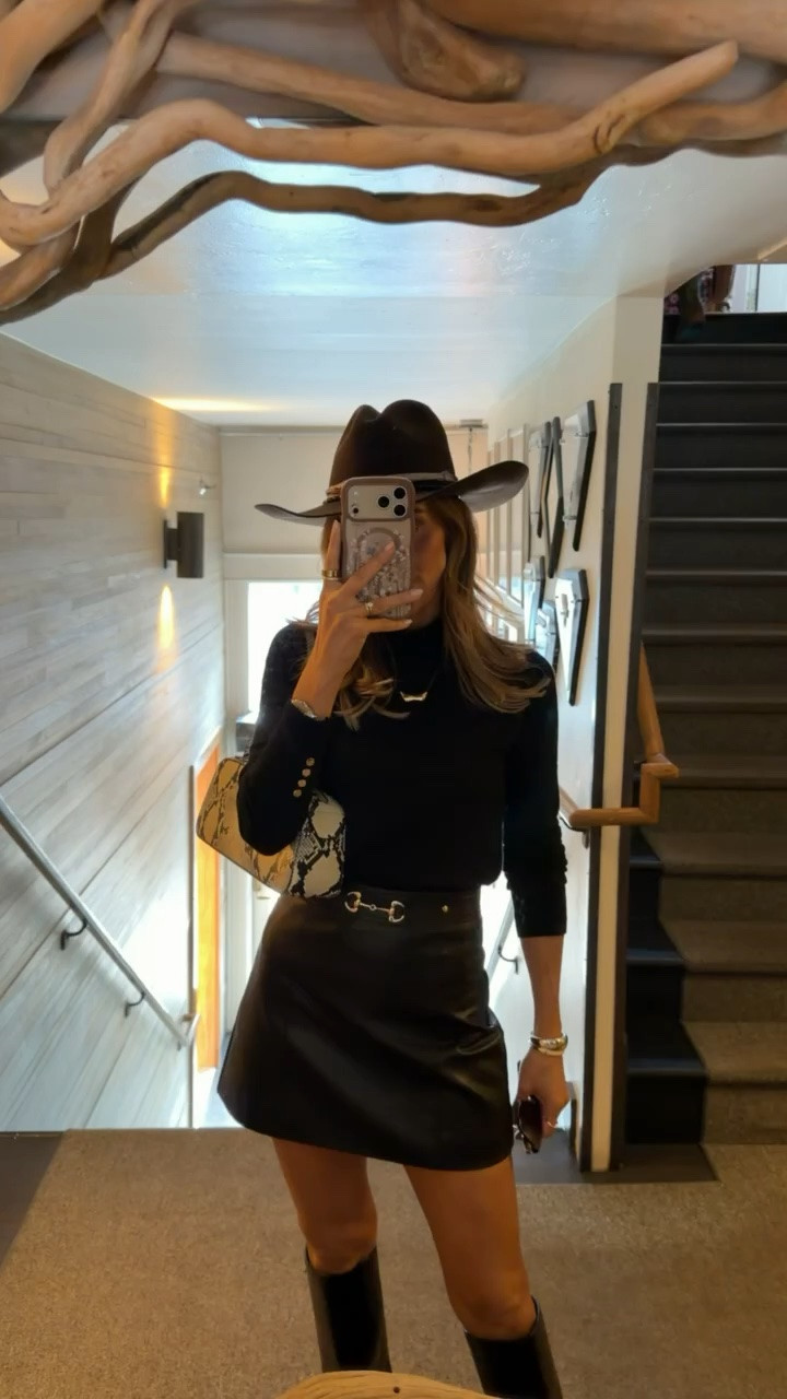 Prettiest look for fall ft my leather mini skirt that won’t last long!

#LTKootd #LTKTravel #LTKSeasonal