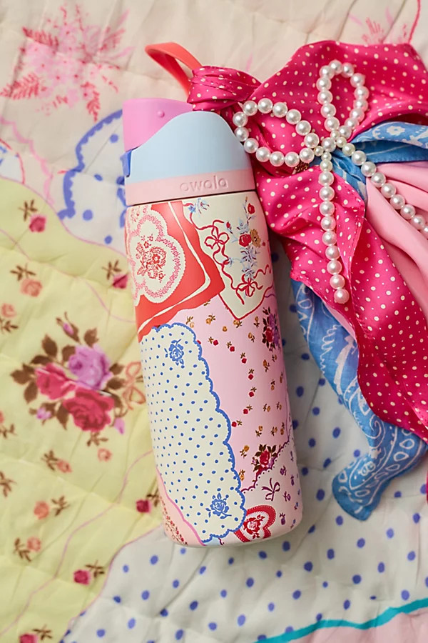 Owala UO Exclusive Hankies Print FreeSip 32 oz Water Bottle in Hankie at Urban Outfitters | Urban Outfitters (US and RoW)