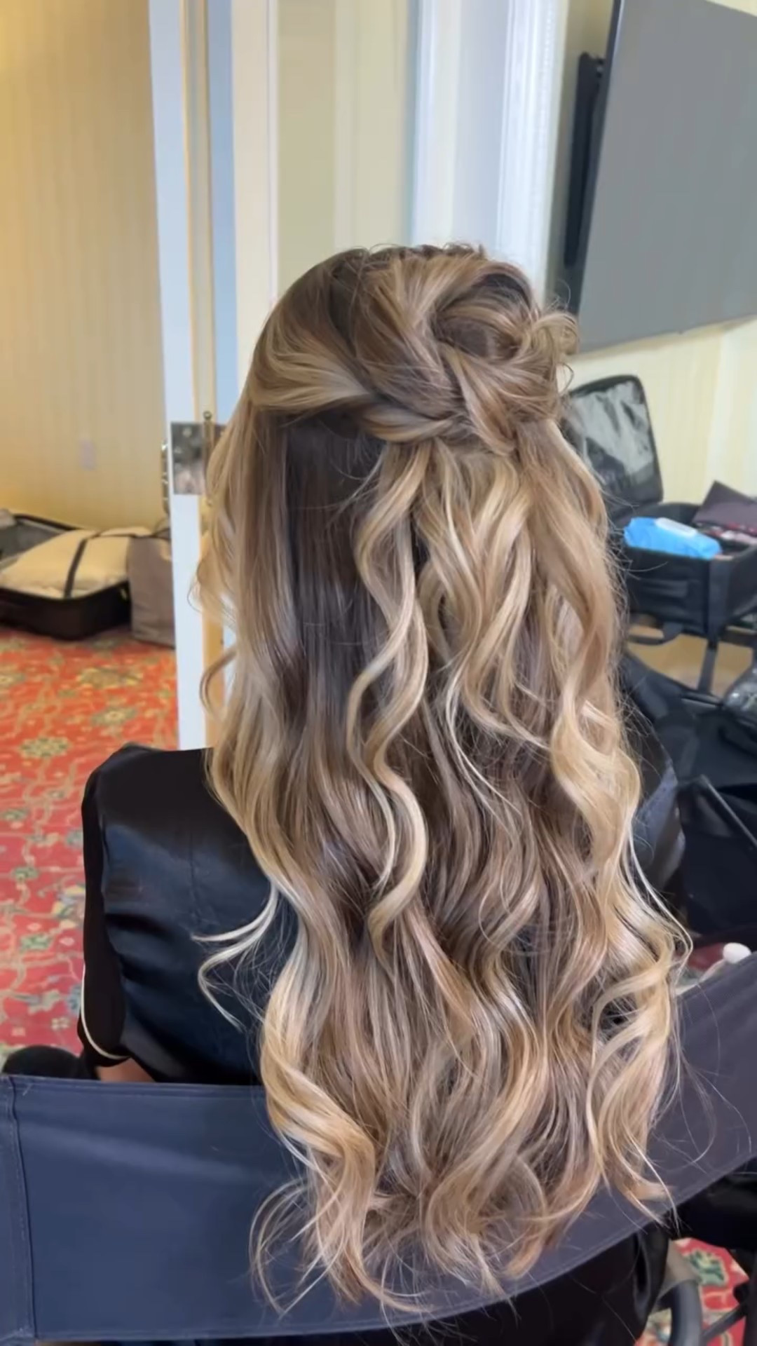 December weddings are 😍♥️🌲 And a pretty half up is never not stunning. 
.
.
.
.
#utahmakeupartist #utahhairartist #utahweddings