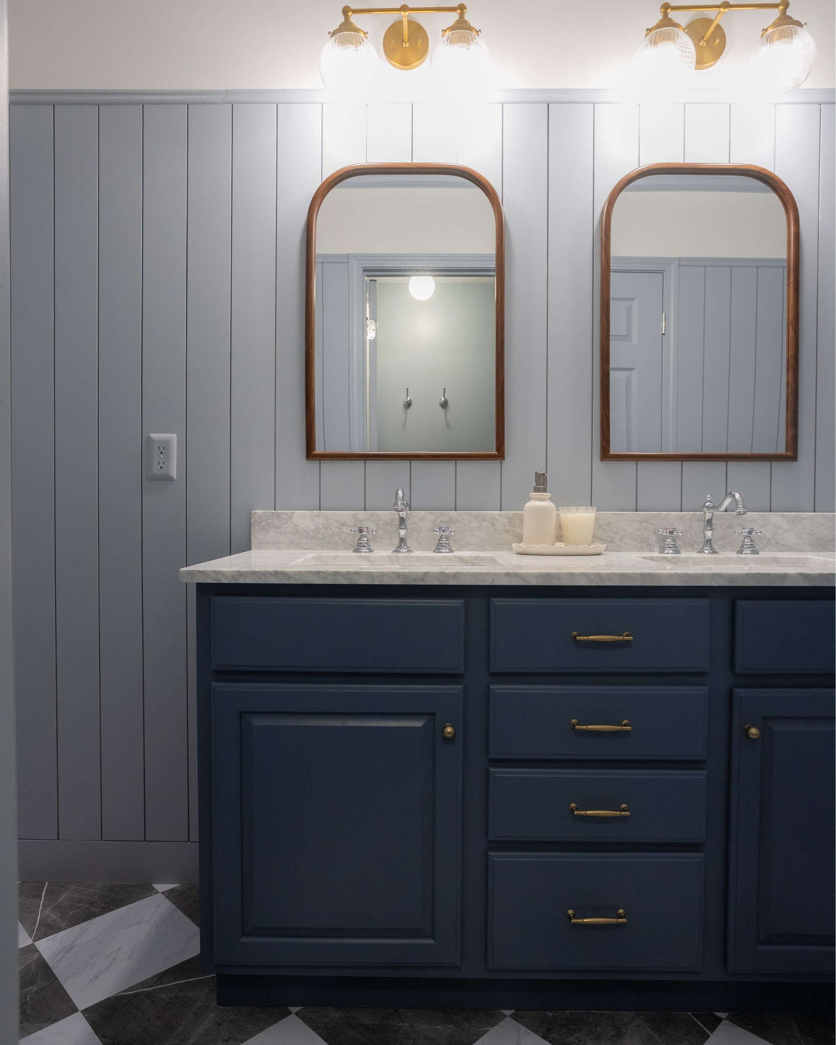 A full bathroom transformation for only $2,000! Linked everything we used, including the best peel & stick tiles



#LTKHome #LTKFindsUnder50 #LTKFindsUnder100