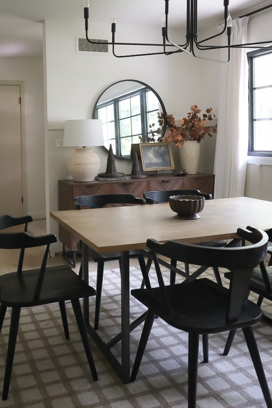 Dining nook Halloween decor 


#LTKStyleTip #LTKHome #LTKSeasonal