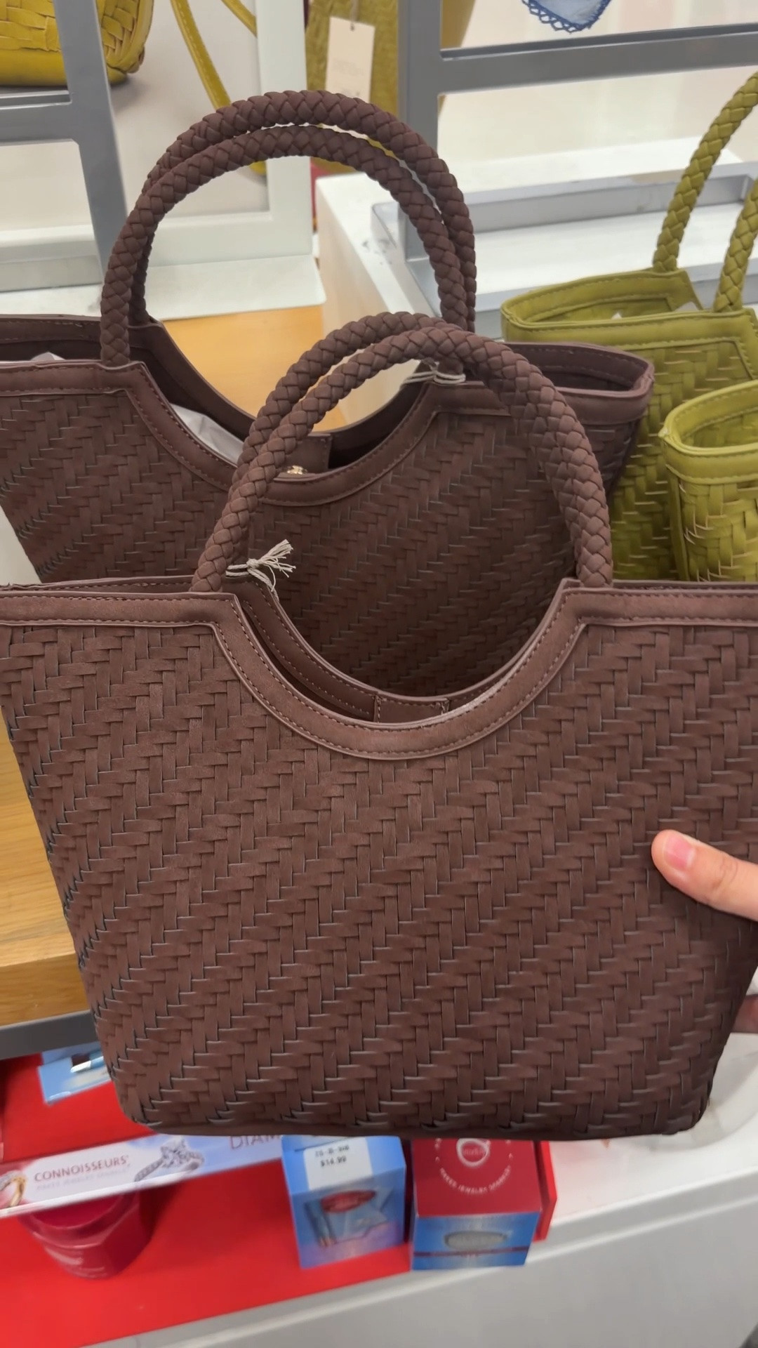 Okay, this mini woven tote is TOO cute! 👜✨ It comes in 5 gorgeous colors, but I ended up getting the navy blue 💙 and I’m obsessed! And the best part? It also comes in a cute wristlet pouch version and a larger size if you prefer a little more room! 🙌✨ All for such a great price — the mini is only $30 at Target! 😍
#TargetFinds #WovenBag #AffordableStyle #TargetStyle #BagLover