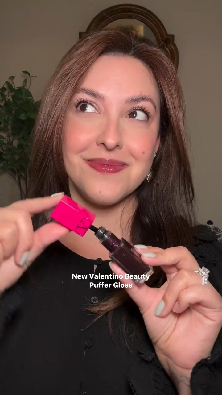 New Valentino Beauty Puffer Gloss ✨
Shade Moonlight Crush 🌙💕
.
Extra plumping, extra shine and very hydrating 🫧 also it is not sticky at all!! 🙌🏼
.
.
.
.
.
.
.
.
.
#GiftedByValentinoBeauty, #HCMxPufferGloss, @valentino.beauty @hercampusmedia #valentinobeauty #lipgloss  #makeup #puffergloss #plumpinglipgloss #newmakeup