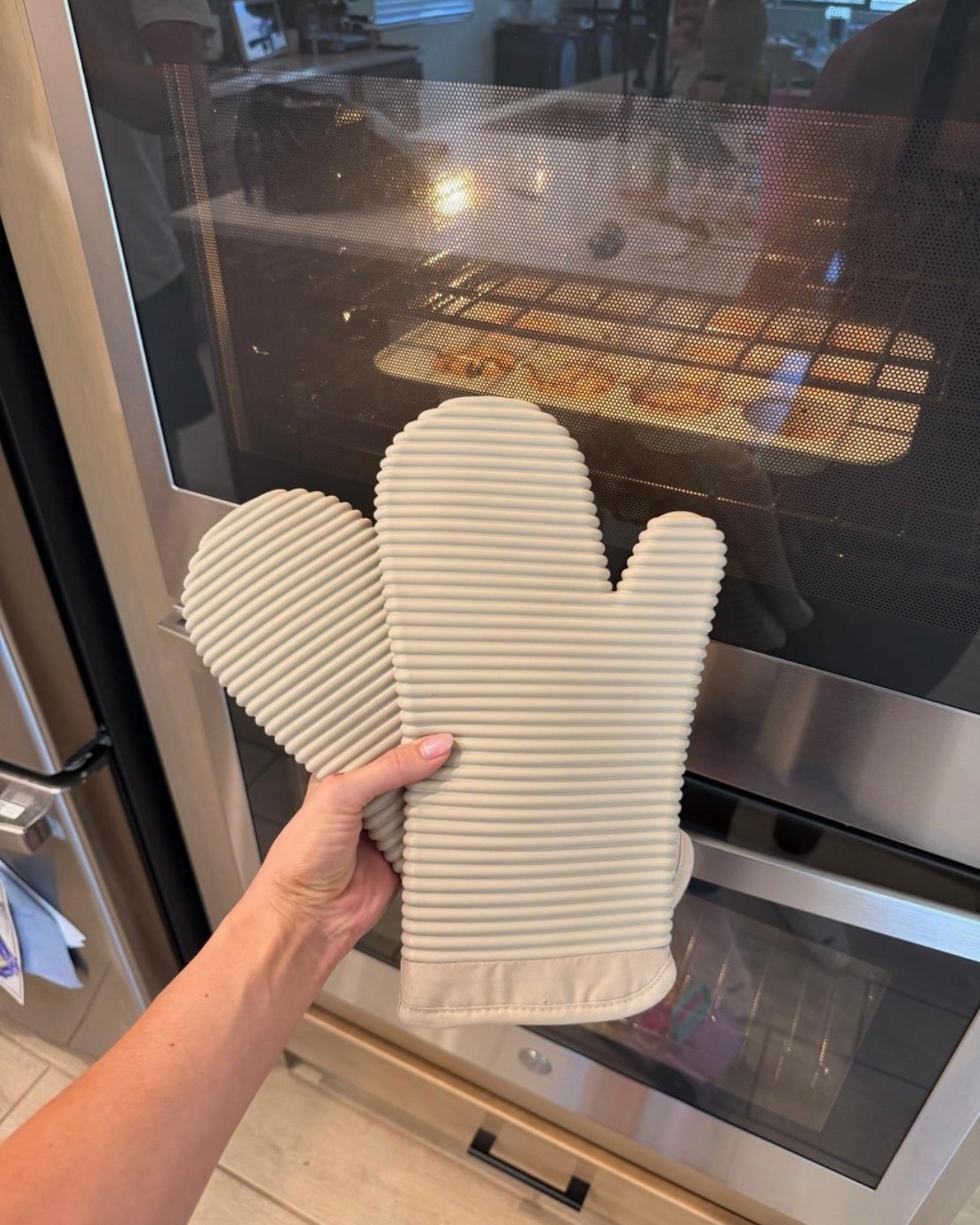 Love these oven mitts! Material is easy to clean!