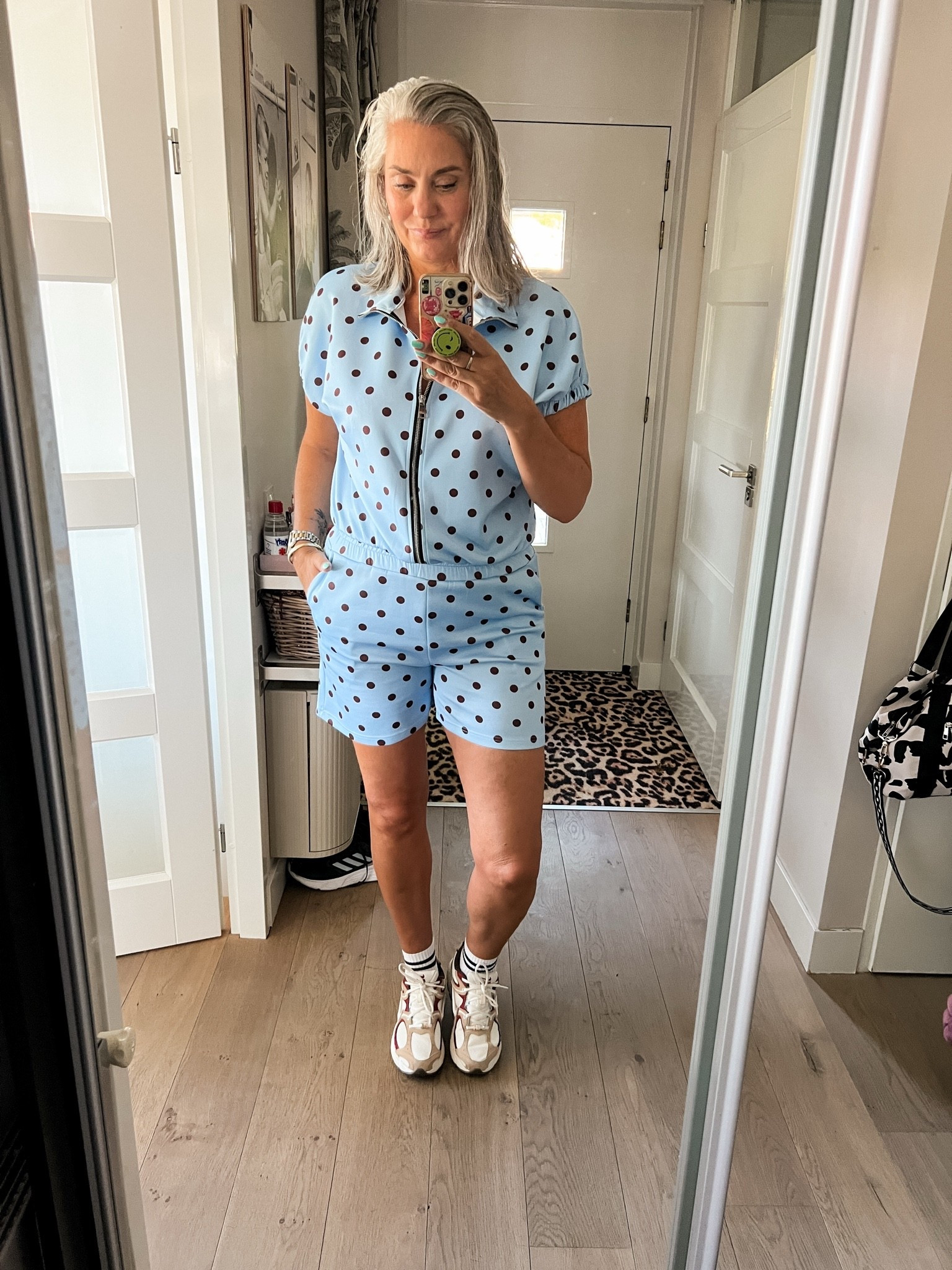 OOTD - Dinsdag. Lichtblauwe set met bruine polkadots is van Terstal en ik heb van de lange broek een korte broek laten maken (https://terstal-nl.mtpc.se/6321698). Crew sportsokken en Nike sneakers.

#LTKnederlands #LTKeurope #LTKsummer