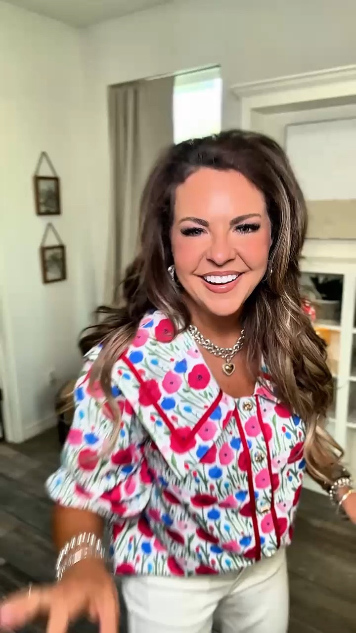 Another adorable top for Spring! 🌺 Lantern Sleeve, 3/4 length, and look at those gold buttons! 
@Cicy Bell shop #floraltop #buttondowntop #floralblouse #boutiqueclothing #springfashion