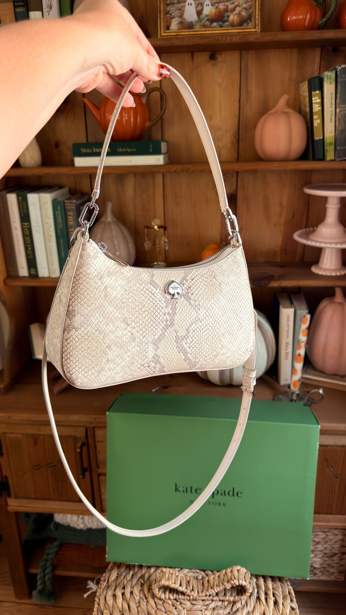 Such a cutie little bag and only $100! (Gifted by Kate Spade) @katespade #katespade