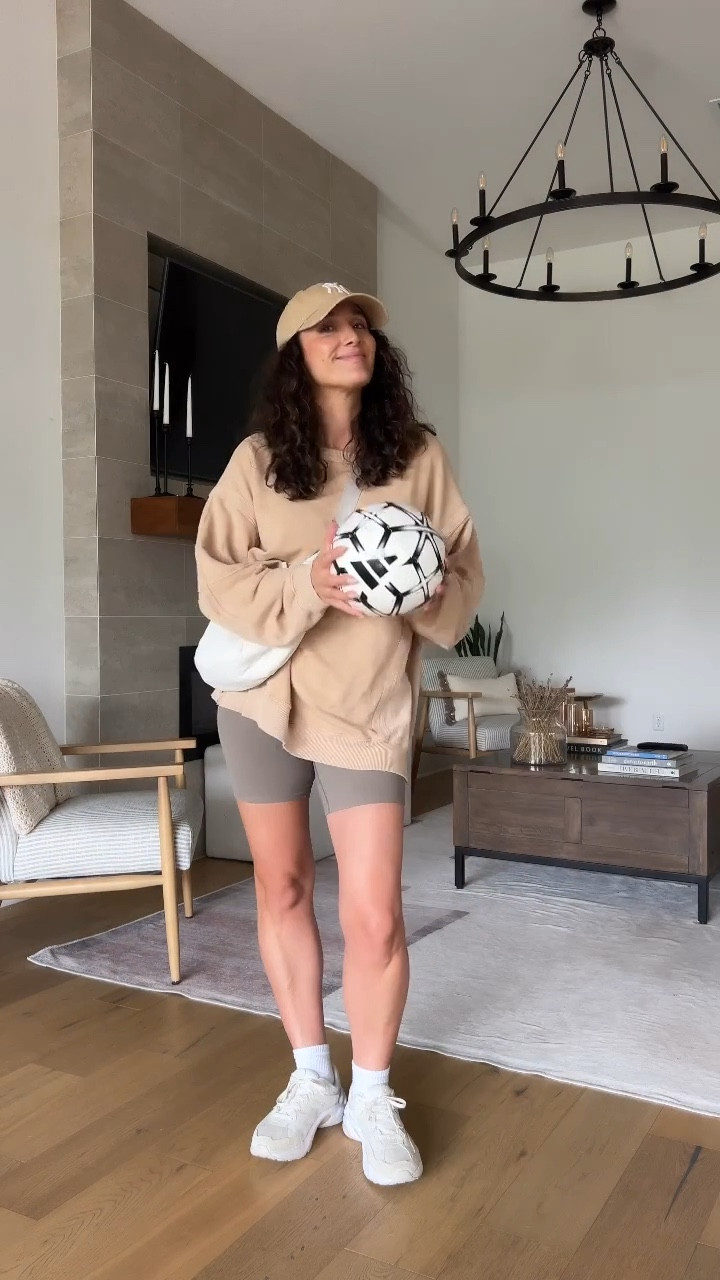 Hot mom sidelines  

#LTKFindsUnder50 #LTKActive #LTKOver40