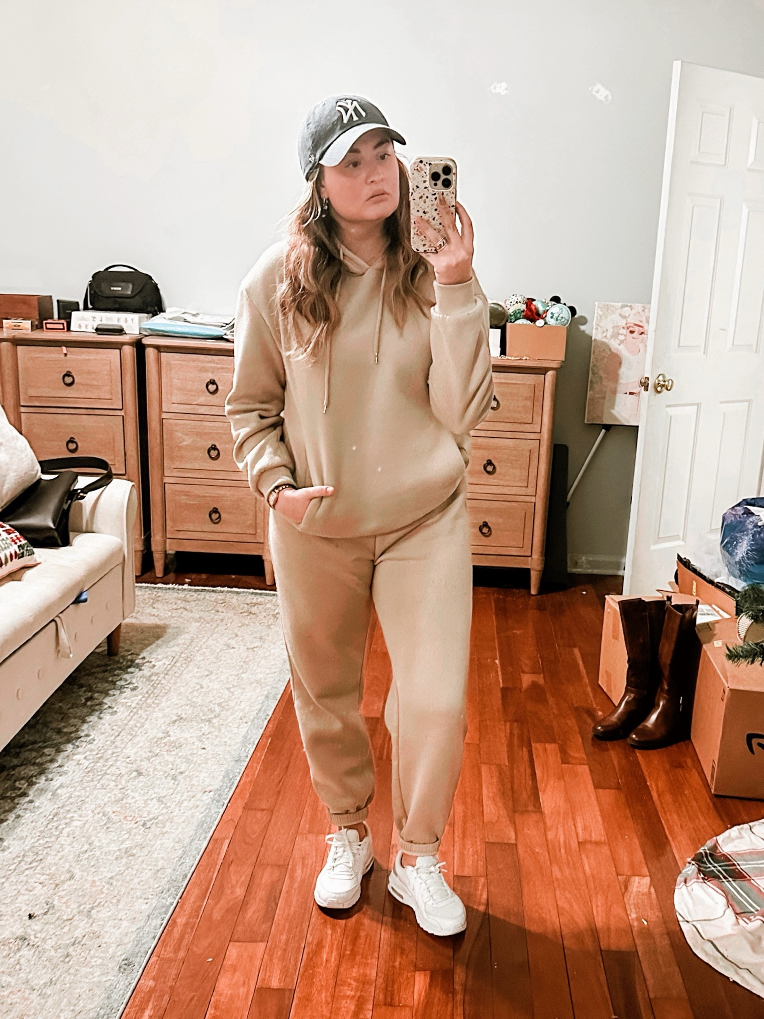 I know nothing about baseball, but this Yankees hat spoke to me 🤷🏻‍♀️// it was so cold today & this sweat set definitely kept me warm // shop 🔗 in bio
#winterstyle #casualoutfit #ootd #outfitideas #styletips #sweatset #cozystyle 