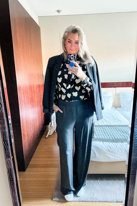 Ootd - Wednesday. Flying back home today so chose super comfortable pants. These satin cargo trousers are all the rage now but I have had this pair for years and years. The black and white blouse is from Norah and a LTS tall black blazer. White puma sneakers for balance and comfort. 



#LTKtravel #LTKeurope #LTKstyletip