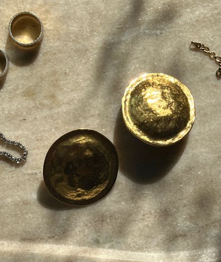 Sezane gold disk earrings 

#LTKSeasonal #LTKfindsunder100 #LTKHoliday