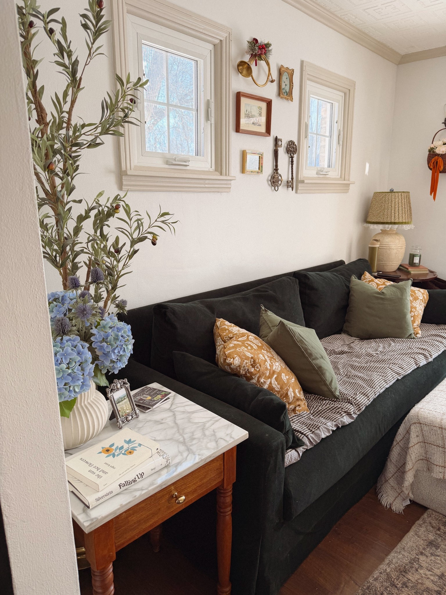 💓✨
.
#sofa #livingroom #vintagestyle #homedecor #lamp #throwpillow 

#LTKHome