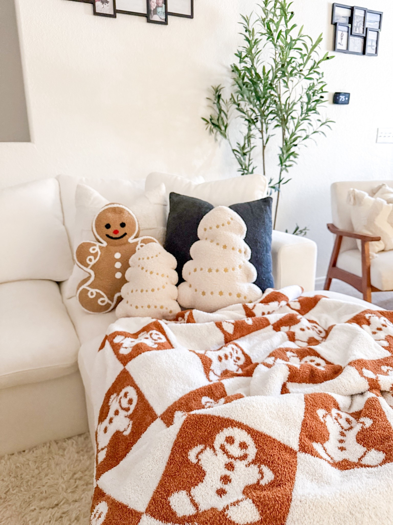 Absolutely love these little Christmas pillows & gingerbread man throw blanket! 
How stinkin adorable 😍

#FoundItOnAmazon #ChristmasFinds #ChristmasDecor #AmazonFinds 

#LTKSaleAlert #LTKHoliday #LTKHome