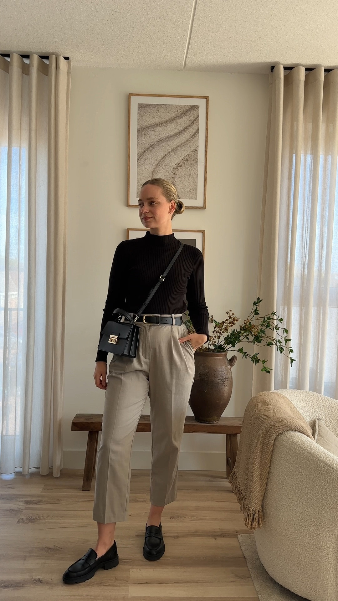 Outfit of the day 🖤 Beige trousers with a black top! And ofcourse my trusty loafers 👞 