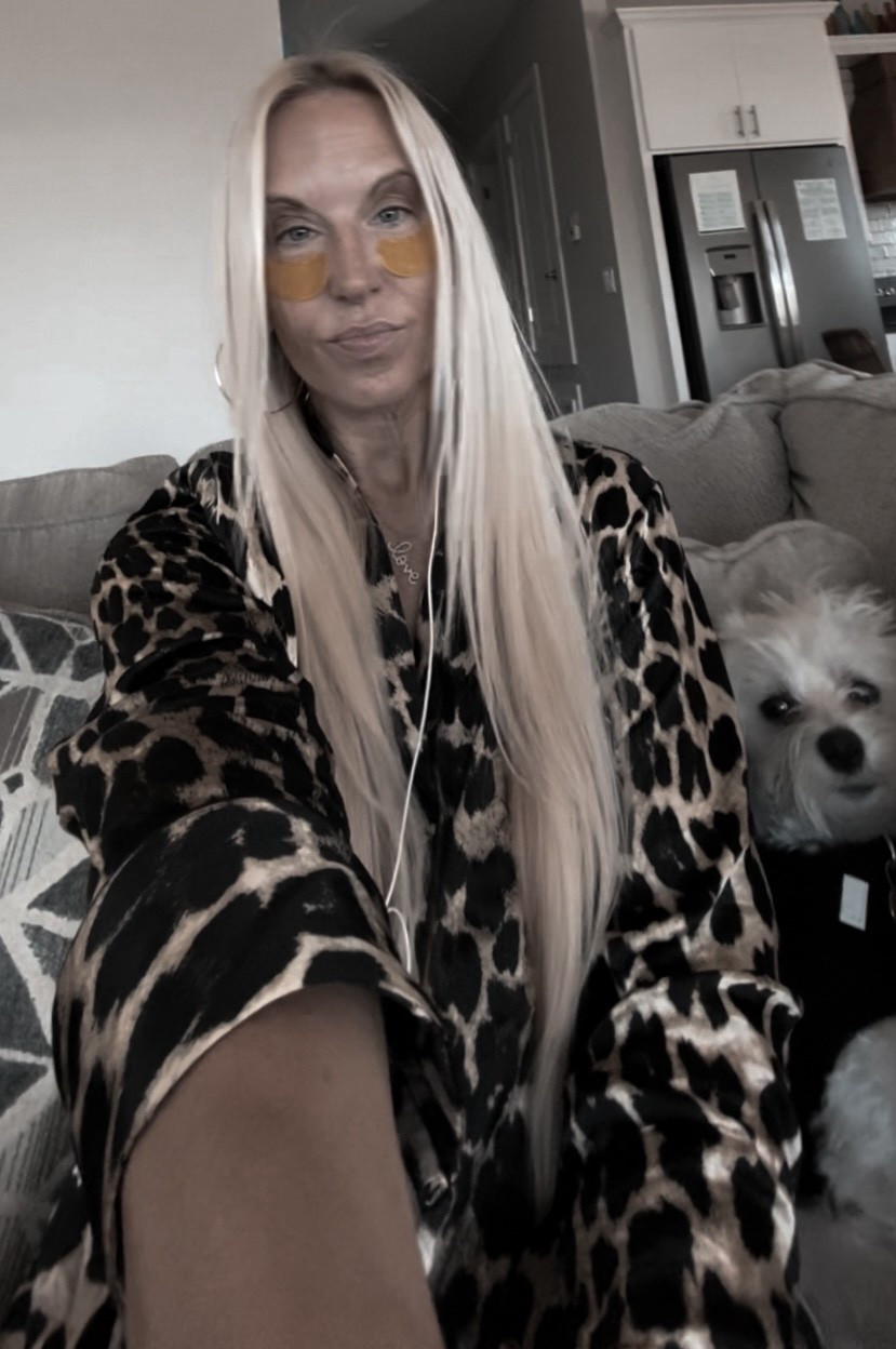 eye gels.
non-negotiable.
i keep them in the fridge — on purpose.

puffy? tired? didn’t sleep?
no one needs to know.

this is the part where u decide to look like u rested — even when u didn’t.

linked the exact ones i use ↓