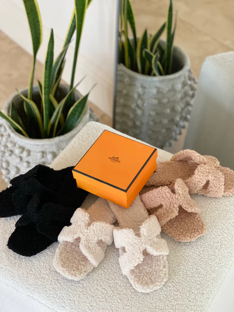 The Icon Sherpa Scuff in Black | Glitzy Bella