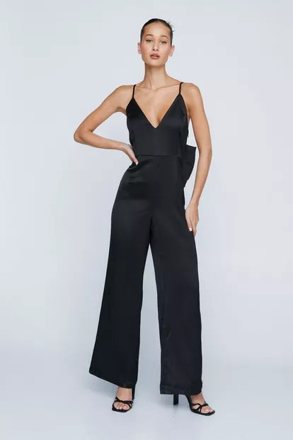 Petite - Combinaison large satinée avec nœud arrière | Nasty Gal FR