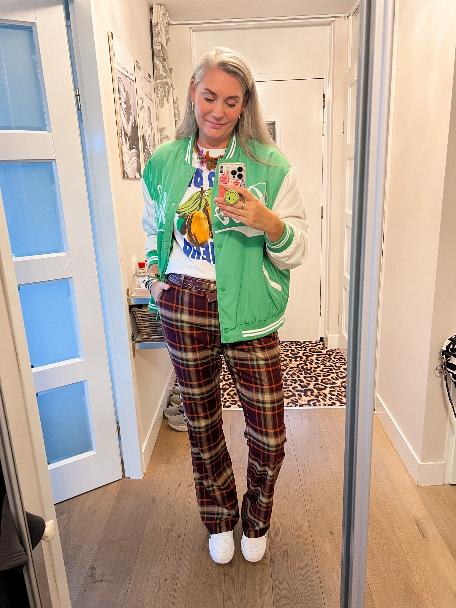 OOTD - Dinsdag. Geruite broek van Tessa Koops (44), t-shirt met grafische print (M), groen baseball jack (heel oud), witte sneakers en ketting met bloem. 



#LTKstyletip #LTKeurope #LTKnederlands