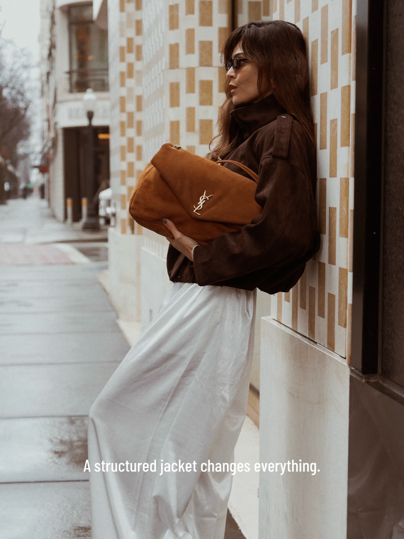 I’ve been leaning into pieces that do more on their own.

A structured jacket, softer trousers, a textured bag—
nothing complicated, just considered.

It’s less about having less,
more about choosing well.

He estado apostando por piezas que hablan por sí solas.

Una chaqueta estructurada, pantalones más suaves, un bolso con textura—
nada complicado, solo bien pensado.

No se trata de tener menos,
sino de elegir mejor.

#PazAndCo #ChicagoStyle #MinimalWardrobe #ElevatedBasics #QuietLuxury