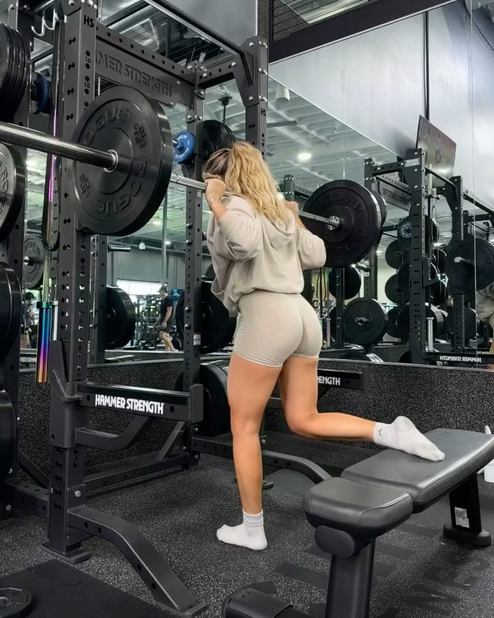 You don’t need 10+ exercises for a killer leg day ✨. Quality >>> quantity girlsssss 🩷This workout is just 5–6 movements, but every single set is focused on:

• Intentional, controlled reps (feel that burn baby)
• Mind-to-muscle connection (really lock in on glutes/quads/hammies)
• Pushing close to failure (that’s where the magic happens ✨)

Progress isn’t about doing the most. It’s about doing the right amount with real intensity. Intensity is your best friend when it comes to strength and aesthetics. Fewer exercises, more intention, better results, stronger YOU 🥰❤️✨

#LTKStyleTip #LTKActive