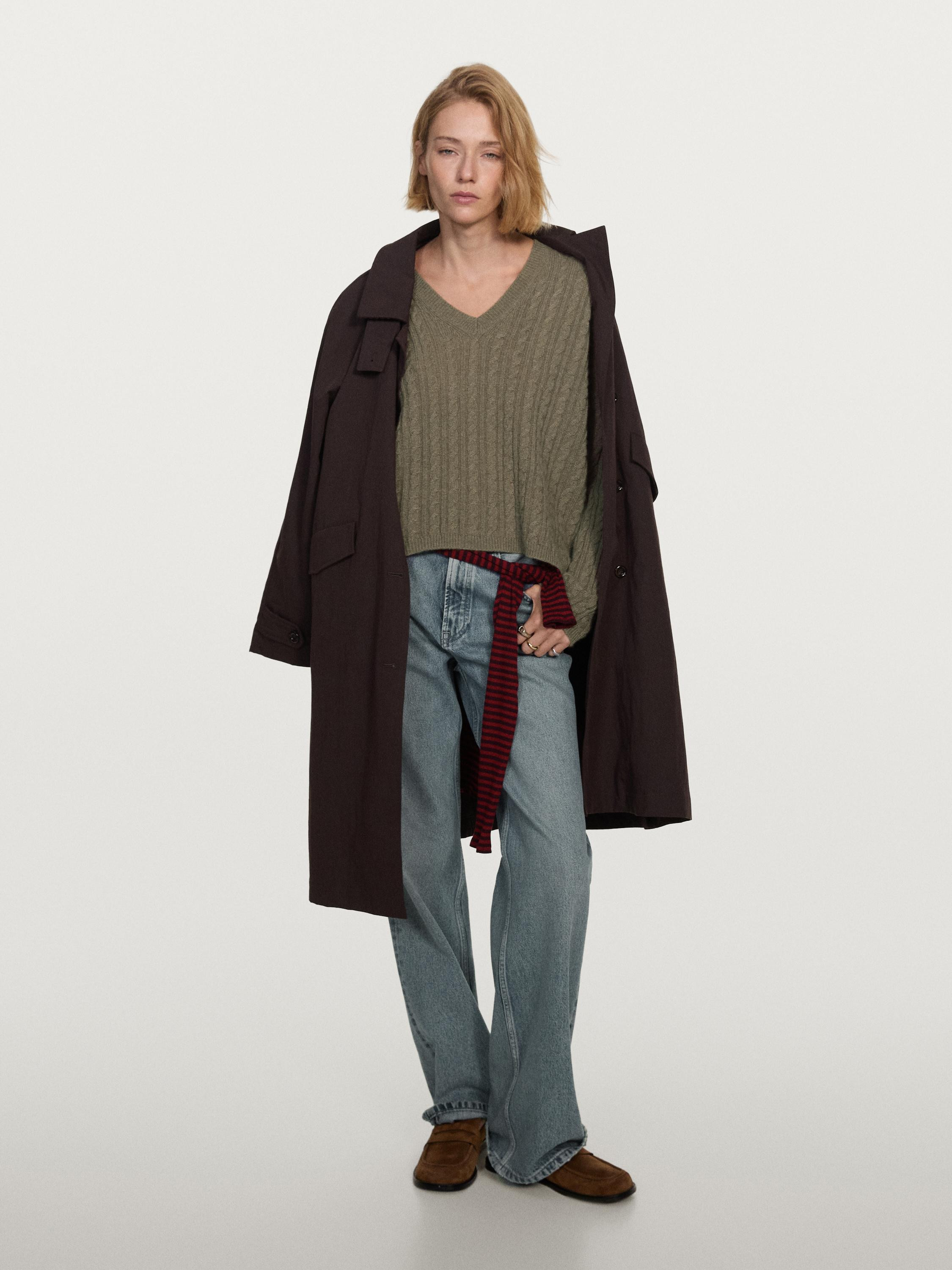 Strick-Pullover aus 100% Kaschmir. V-Ausschnitt. Lange Ärmel. Geripptes Finish . Braided detail.... | Massimo Dutti DE