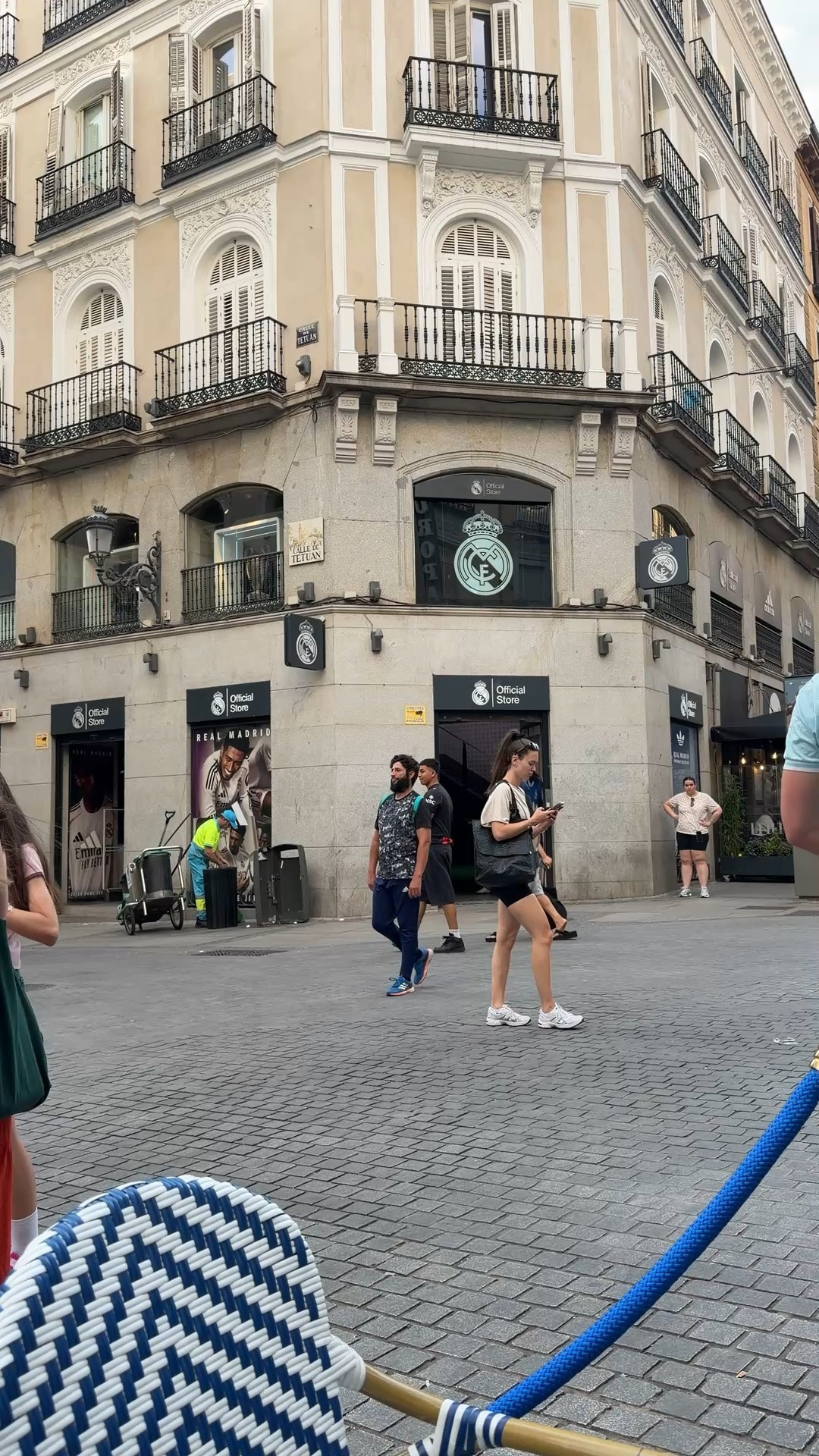 Ooooh, the official Real Madrid Store!!