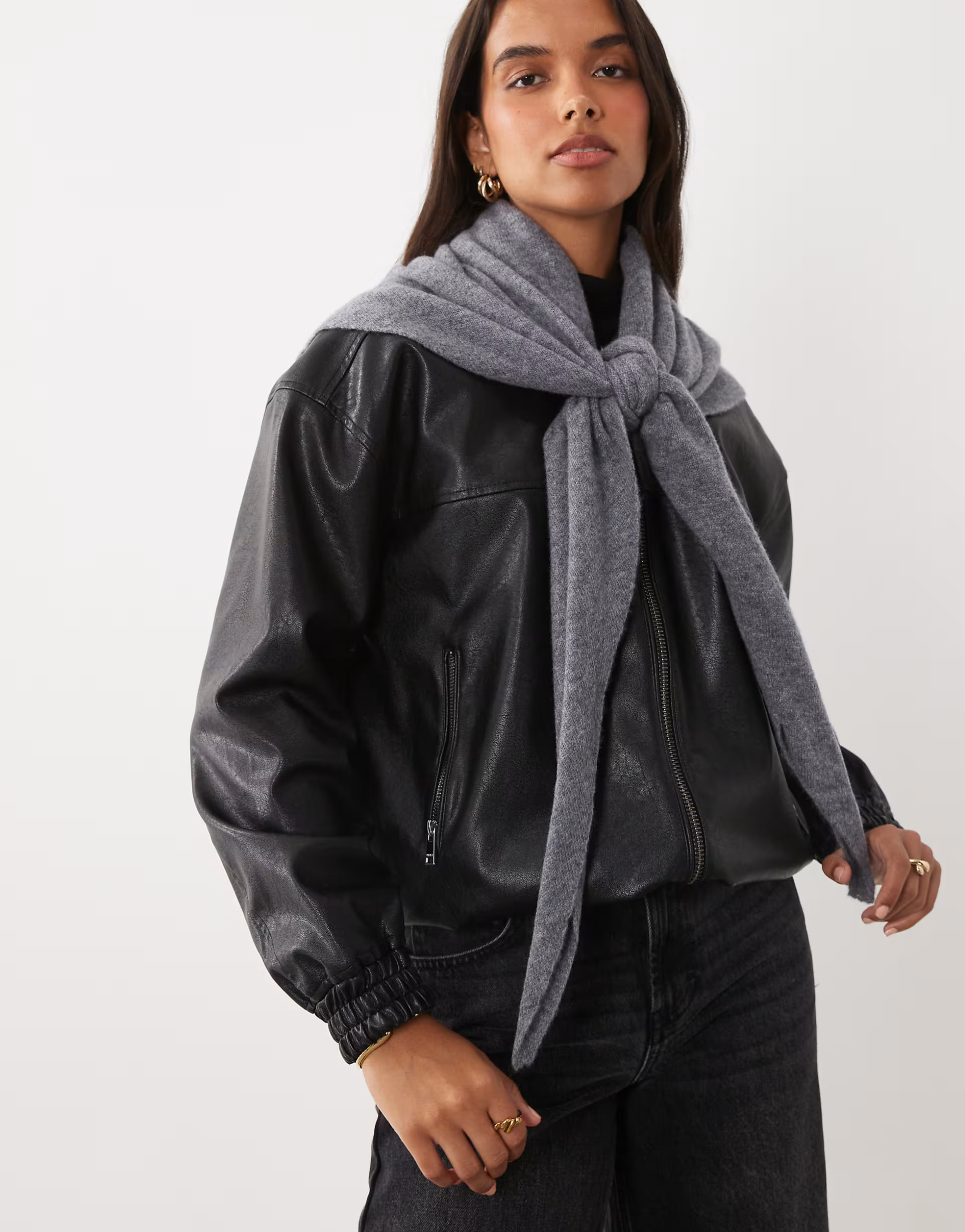 ASOS DESIGN Dreiecksschal in extra gro\u00df aus Wolle in Mittelgrau | ASOS (Global)