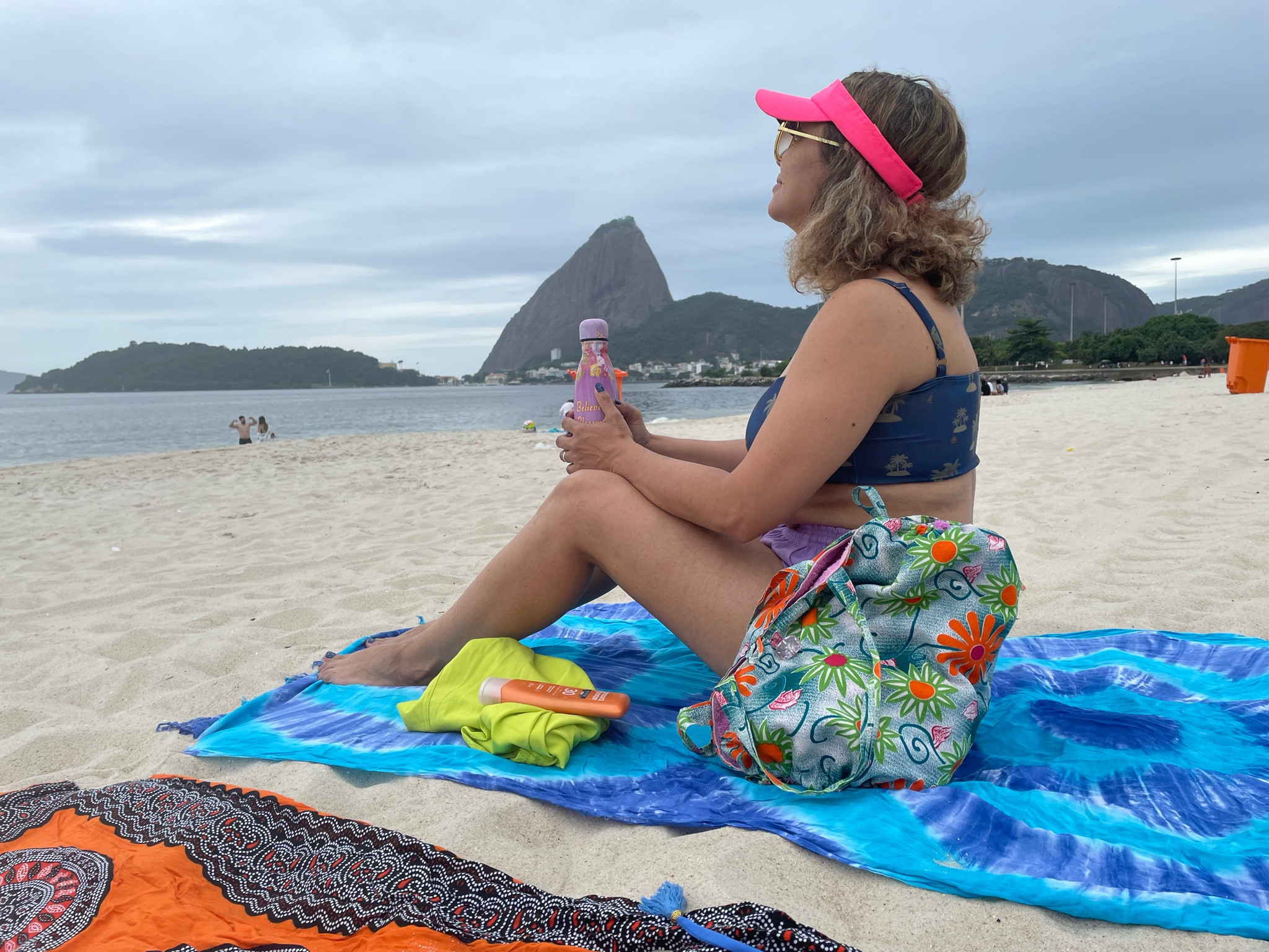 3 coisas que não podem faltar no seu kit praia:
1 - uma bela canga
2- viseira ou chapéu 
3- garrafinha de água 
Continue a lista aqui nos comentários 👇🏻

#LTKswim #LTKstyletip #LTKbrasil