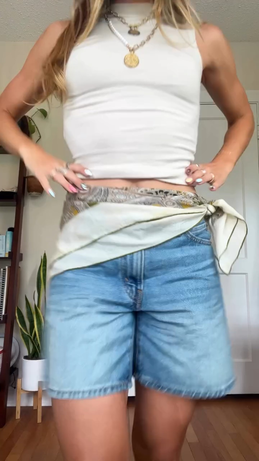 Guuyys! Scarves for belts are so hot this summer ❤️‍🔥

Scarf is #thrifted but rest of the outfit details are below 🫶🏽
Wearing: @levis @drmartensofficial @zara @ultrahumanhq @hanes @raw_rebellious @skims @tips.by.di 

#summeroutfitideas #summerfashiontrends #fashioncreator #stylediary #ootdsummer