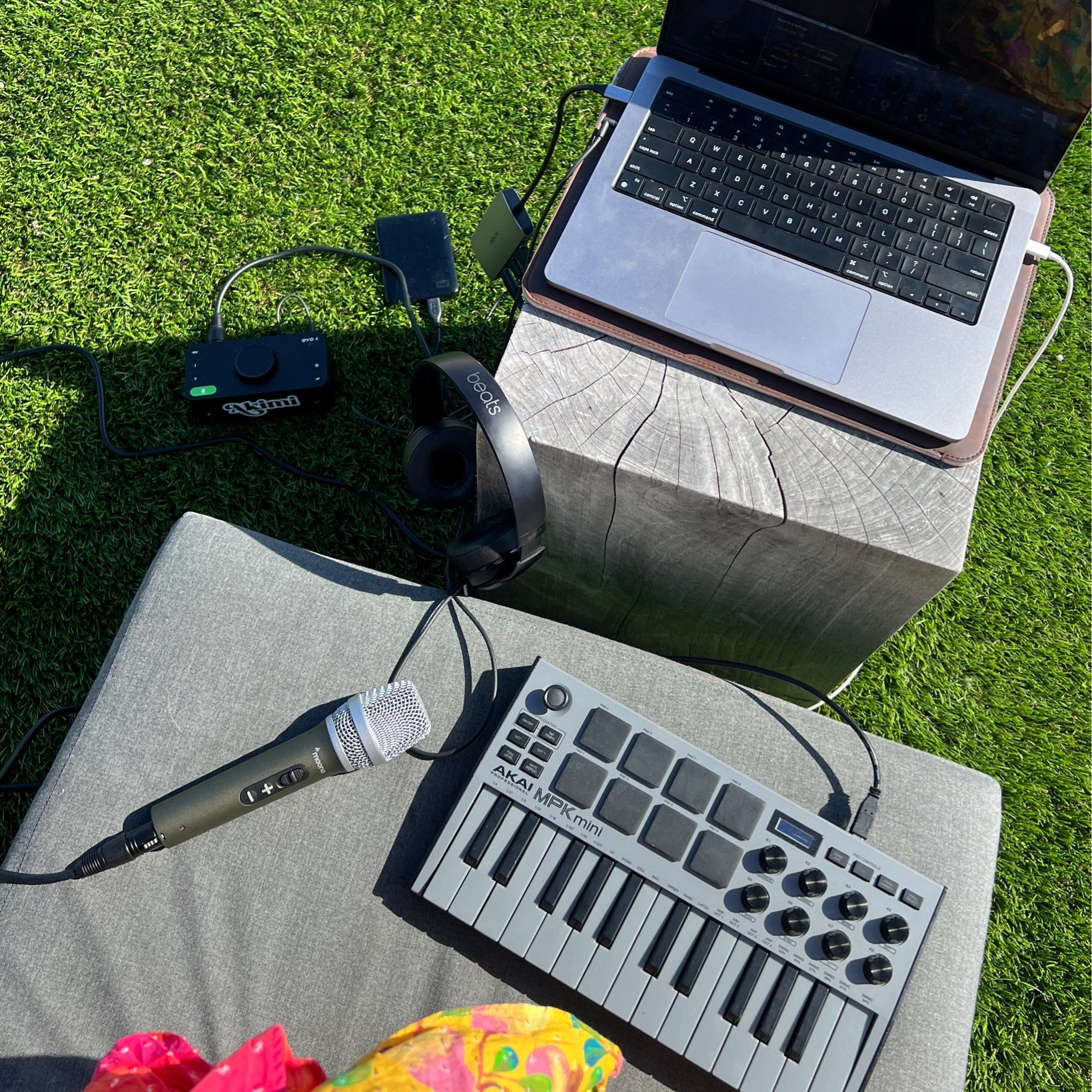 my music gear 🎧🎶💌🎤 

- AKAI Professional MPK Mini MK3
- Audio Technica AT4040 Cardioid Mic
- Maono Dynamic Podcast MIC
- Evo 4 Audio Interface
- Beats Studio headphones 
- XLR cable