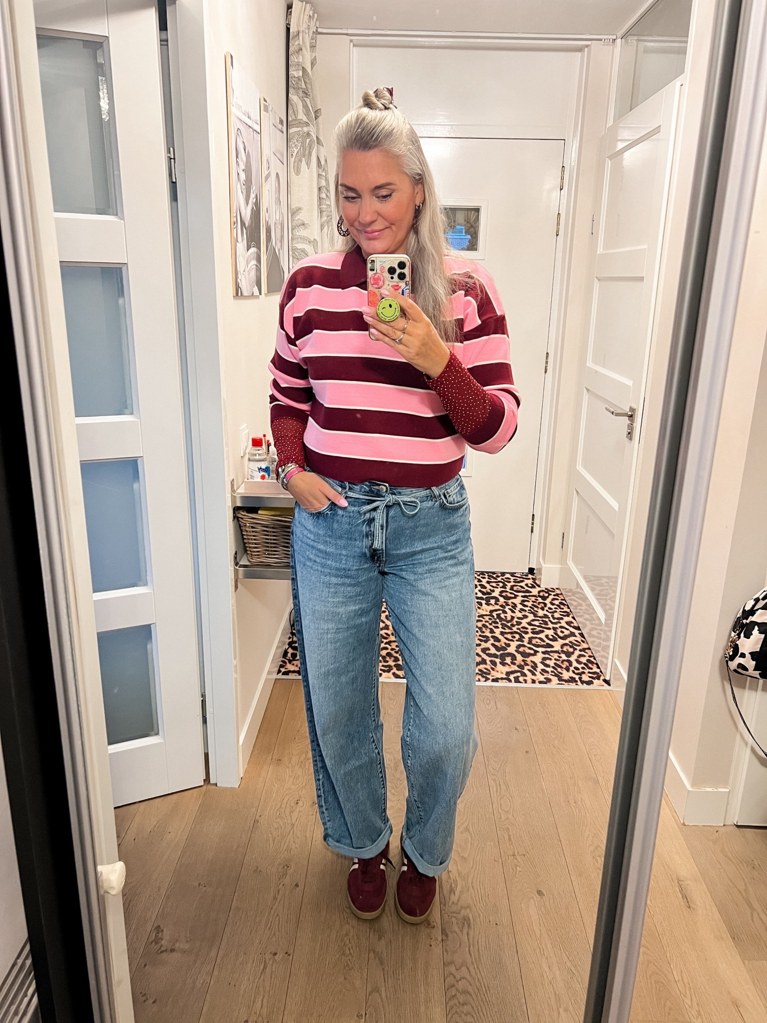 OOTD - donderdag. Burgundy mesh top met glitters en roze/rood gestreepte rugby shirt van Friends of online (code Friendsofmarlous10). Tall barrel leg jeans en bordeauxrode suède sneakers. 

#LTKnederlands #LTKeurope #LTKmidsize