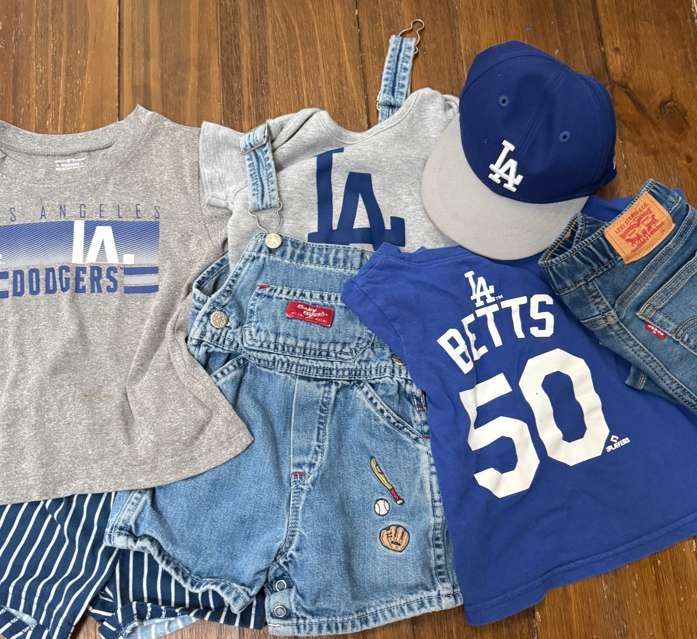 
Game day but make it tiny team spirit 💙🤍
Colter’s Dodgers lineup is ready — from vintage denim to his favorite Betts tee and mini LA cap 🧢⚾️

Outfit details:
👕 LA Dodgers tee (Target)
🩳 Striped shorts (Old Navy)
👖 Denim overalls (OshKosh)
👕 Mookie Betts #50 shirt (Fanatics)
🧢 Dodgers toddler cap (Amazon)
👖 Levi’s denim jeans (Levi’s Kids)

Hashtags:
#LTKkids #LTKfamily #toddlerszn #DodgersNation #GameDayStyle #MiniDodgerFan #BoyMomStyle #BaseballBaby #OOTDbaby #LTKfinds


#LTKFamily #LTKKids #LTKBaby