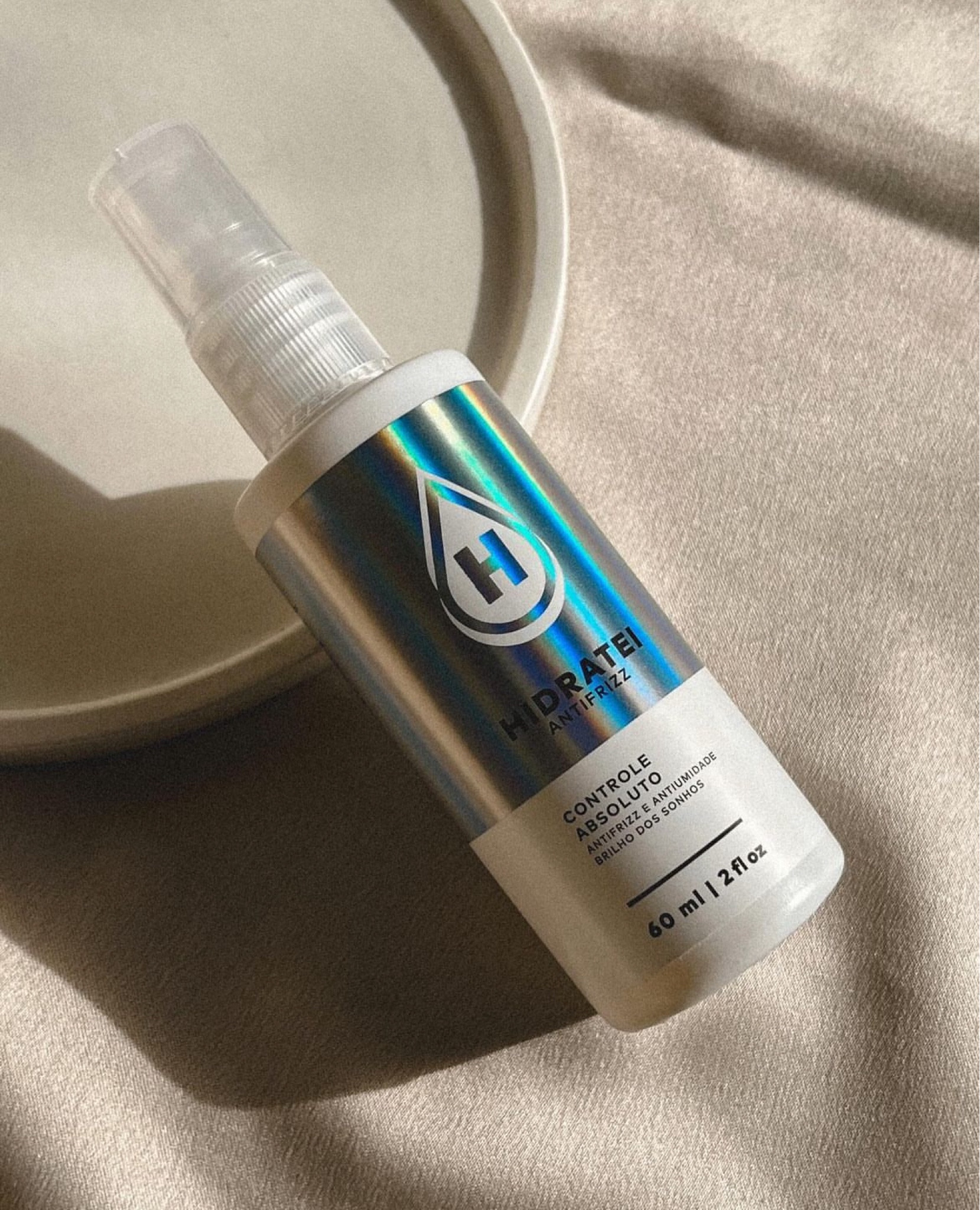 Quando eu vi a proposta do Controle Absoluto da Hidratei, fiquei doida pra testar!
Ele promete blindar os fios e proteger da umidade, além de controlar o frizz. Você aplica no cabelo úmido e finaliza com alguma fonte de calor, como secador, para ativar o produto.
Achei que ele cumpre mesmo o que promete, e eu amoooo usar ele quando o tempo tá úmido, chuvoso, porque sei que meu cabelo não vai levantar assim que eu sair pela porta. Ele dá uma desmaiada no cabelo e segura os fios da mesma maneira que você finalizou, e a escova dura muito mais.
Gostei demais dele, não vivo mais sem!

#LTKbeauty #LTKbrasil