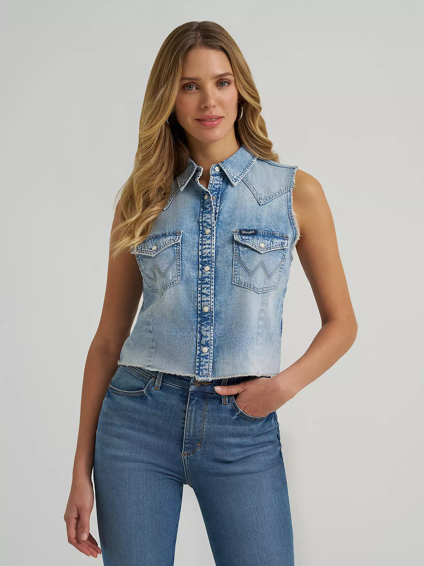Women's Frayed Hem Sleeveless Denim Snap Shirt | Wrangler