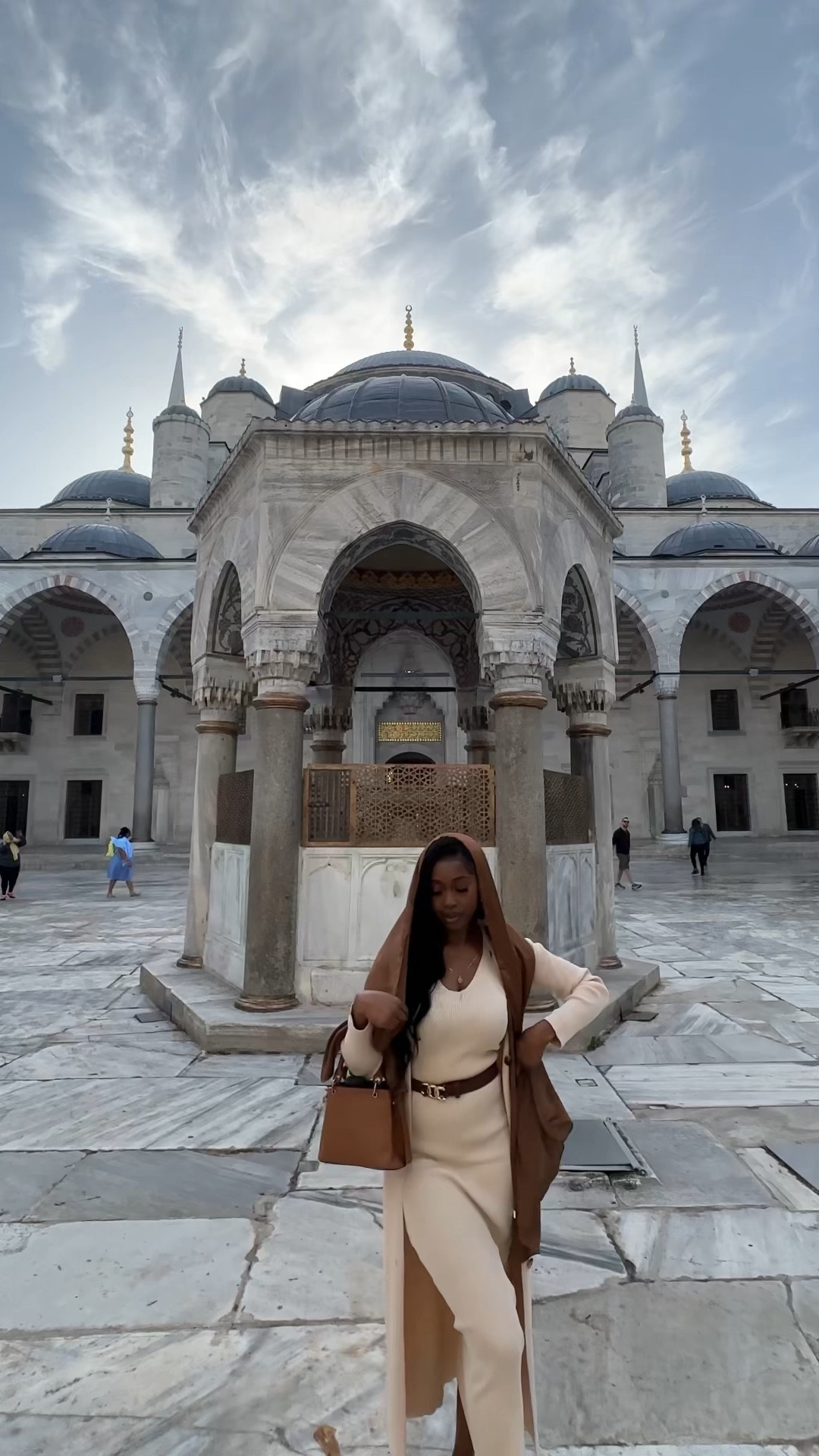 The SHEIN Modely Solid Sleeveless Sweater Dress paired with a Button Front Cardigan creates the perfect modest outfit, ideal for a visit to the Blue Mosque. The sleeveless sweater dress offers comfort and style, while the button-front cardigan adds a touch of elegance. 
Pair with a brown accessories like a brown bag, scarf and belt .
Details : US Small (4)
————

Perfect modest outfit for the Blue Mosque: SHEIN Modely Solid Sleeveless Sweater Dress, Button Front Cardigan, Chic, Elegant, Comfortable, Respectful attire, Modest attire, neutral colored clothes, neutral fall clothes 

Follow my shop @DoseofO on the @shop.LTK app to shop this post and get my exclusive app-only content!

#liketkit #LTKstyletip #LTKeurope #LTKtravel


#LTKworkwear #LTKfindsunder50 #LTKSeasonal