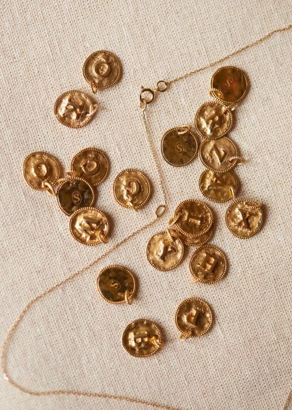 Sara Pendant 9-carat gold - Letters I to P | Sezane Paris