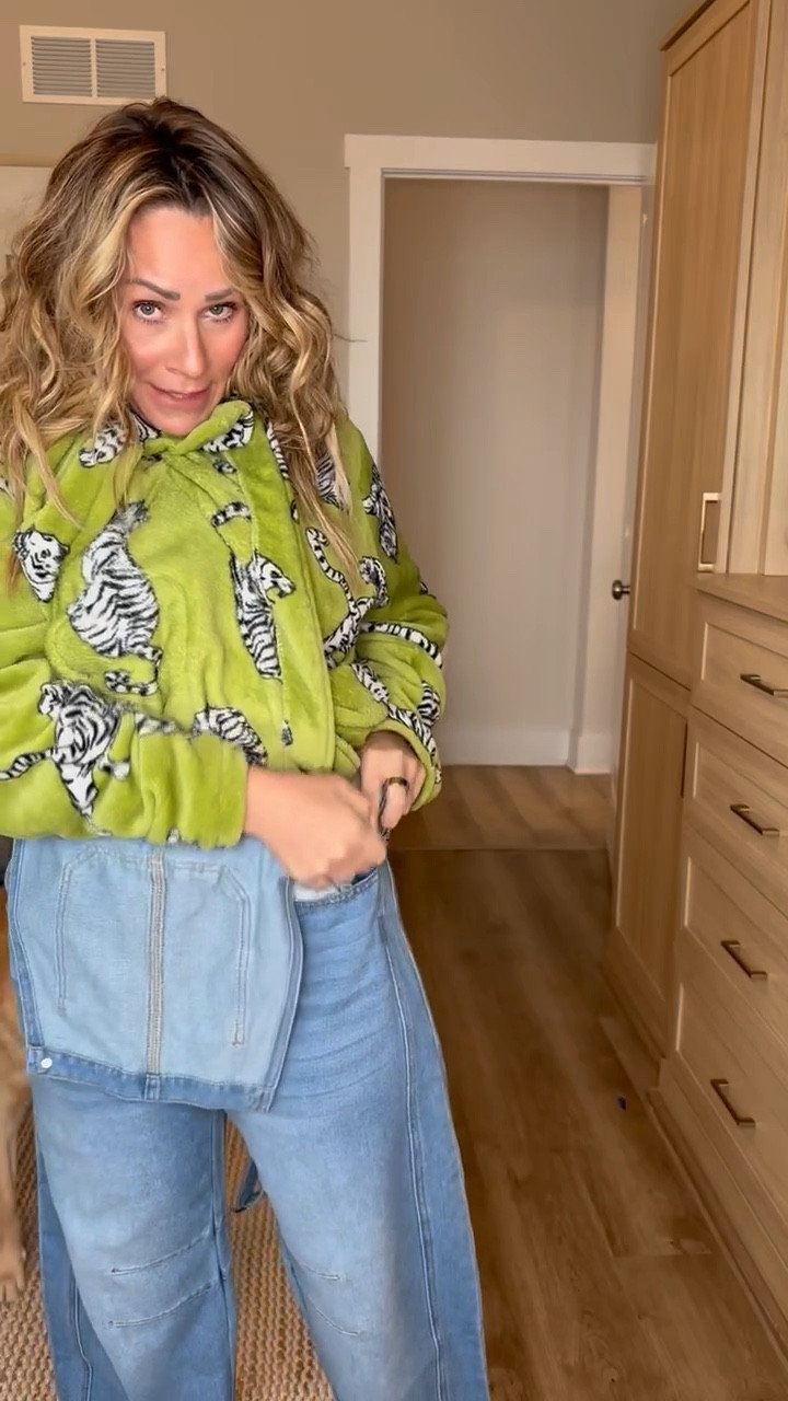 Easy overalls ‘fit! Love adding a voluminous sleeve under my overalls to give it a feminine feel 🤍

#LTKStyleTip #LTKFindsUnder50 #LTKPetite