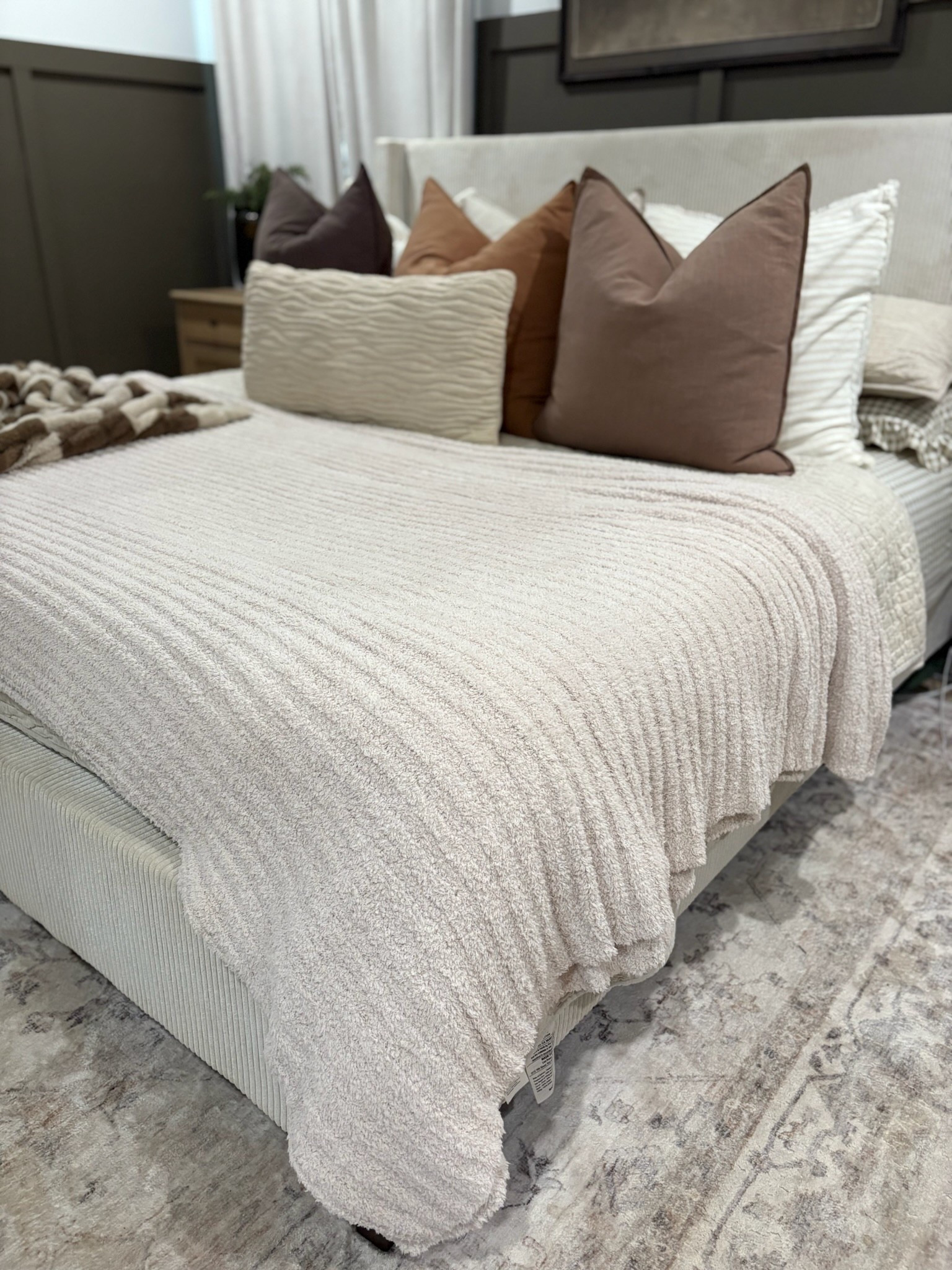 Got this new throw blanket for my bed from Sunset Snuggles and it’s the softest thing ever!

#LTKHome #LTKSeasonal